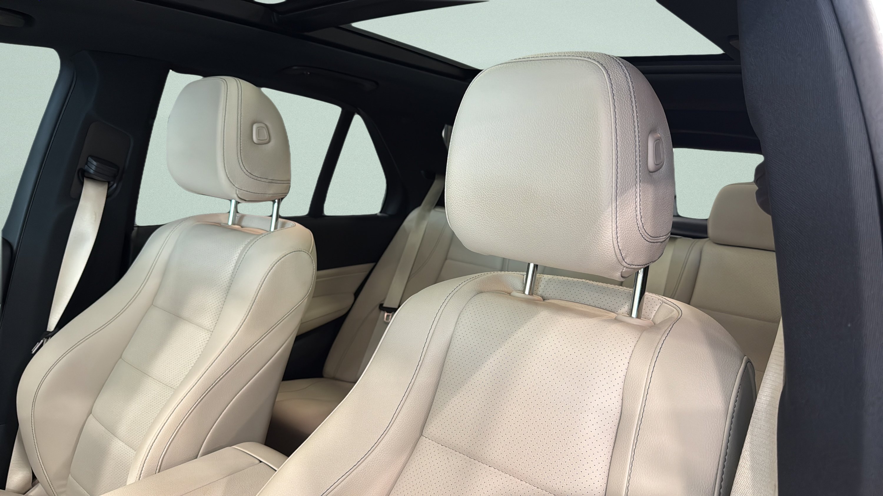 Certified Used 2023 MANUFAKTUR Diamond White Metallic Mercedes-Benz GLE 450 image 18