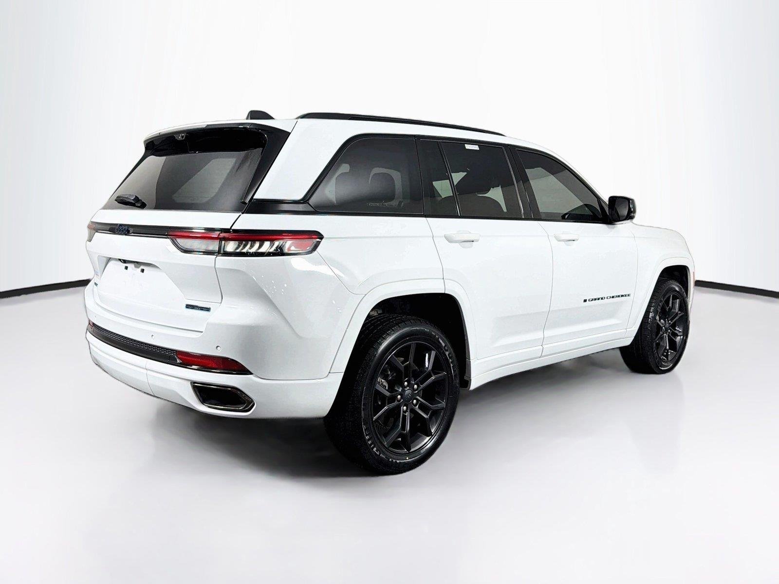 Used 2023  Jeep 30th Anniversary image 11