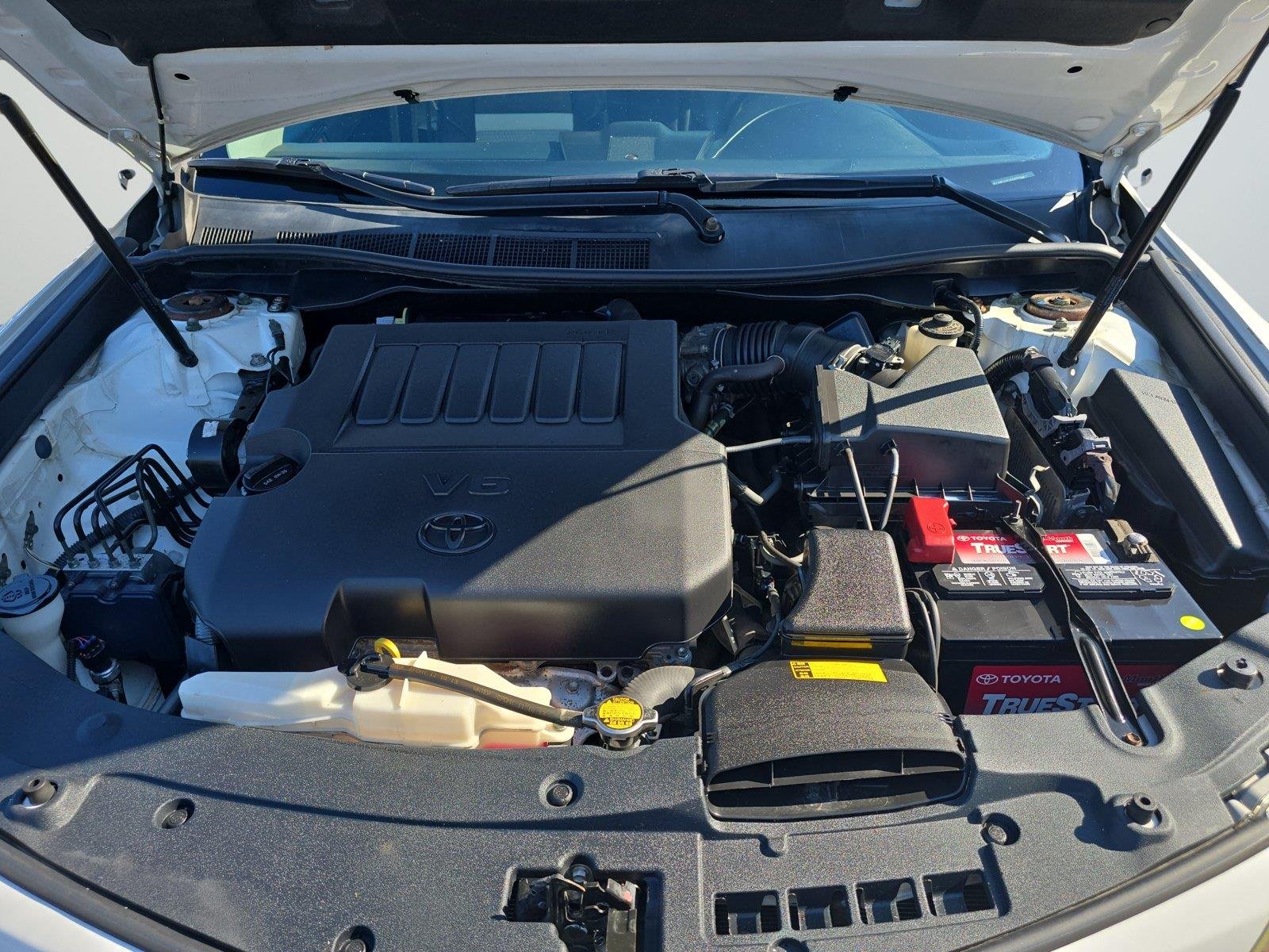 Used 2014 Super White Toyota SE V6 image 27