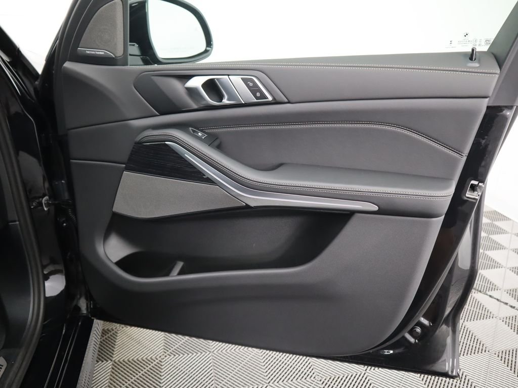 Used 2026 Black Sapphire Metallic BMW xDrive40i image 27
