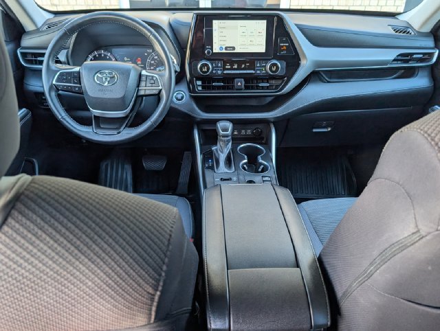Used 2023 Off-white Toyota LE image 17