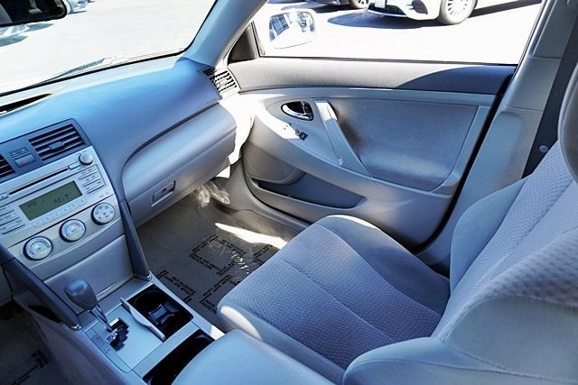 Used 2011 White Toyota LE image 19