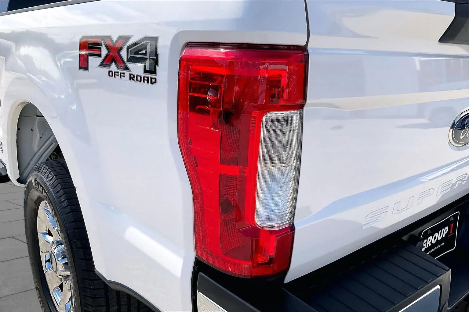 Used 2018 White Platinum Metallic Tri-Coat Ford LARIAT image 27