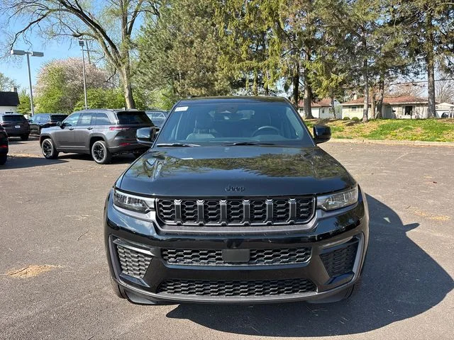 New 2026 Diamond Black Crystal Pearl-Coat Exterior Paint Jeep Limited image 5