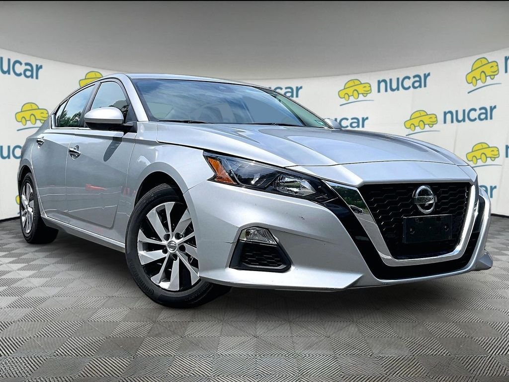 Used 2022 Silver Nissan 2.5 S image 1