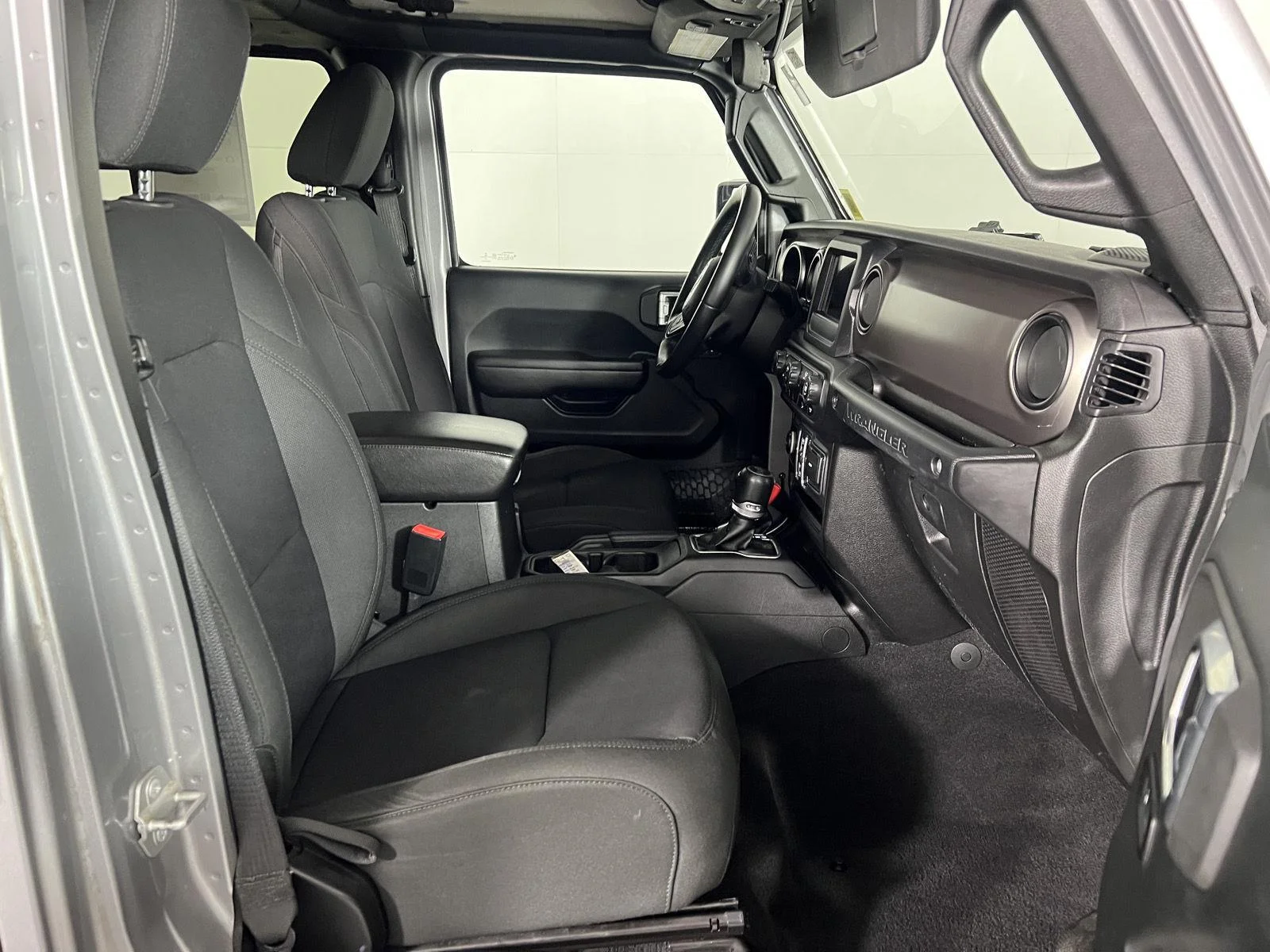 Used 2018 Billet Silver Metallic Clearcoat Jeep Sport S image 13