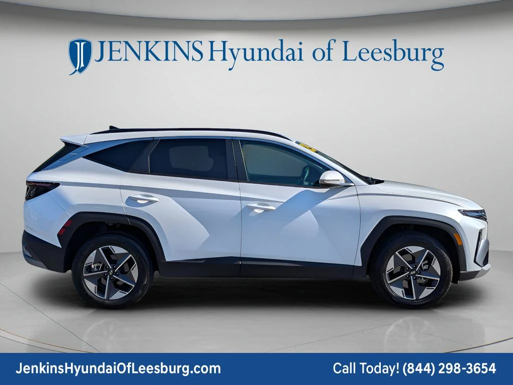 Used 2025 White Hyundai SEL Convenience image 2