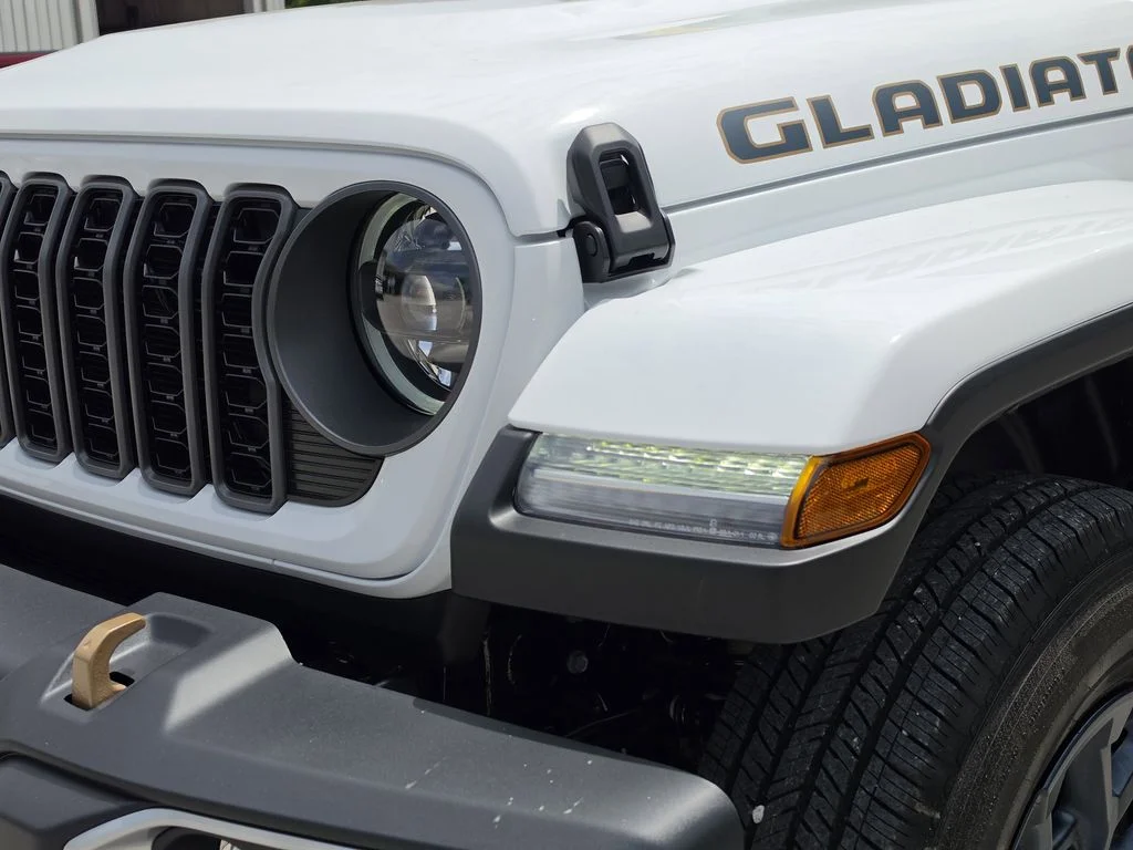 New 2026 Bright White Clear-Coat Exterior Paint Jeep 85th Anniversary Edition image 7