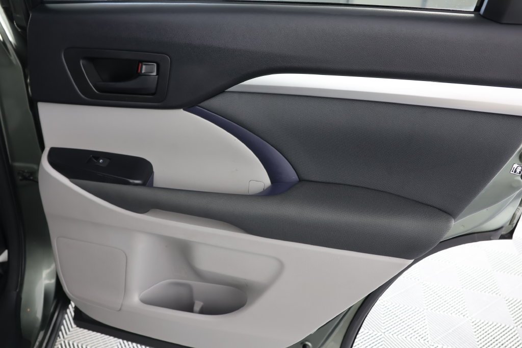 2017 Toyota Highlander LE - Photo 26