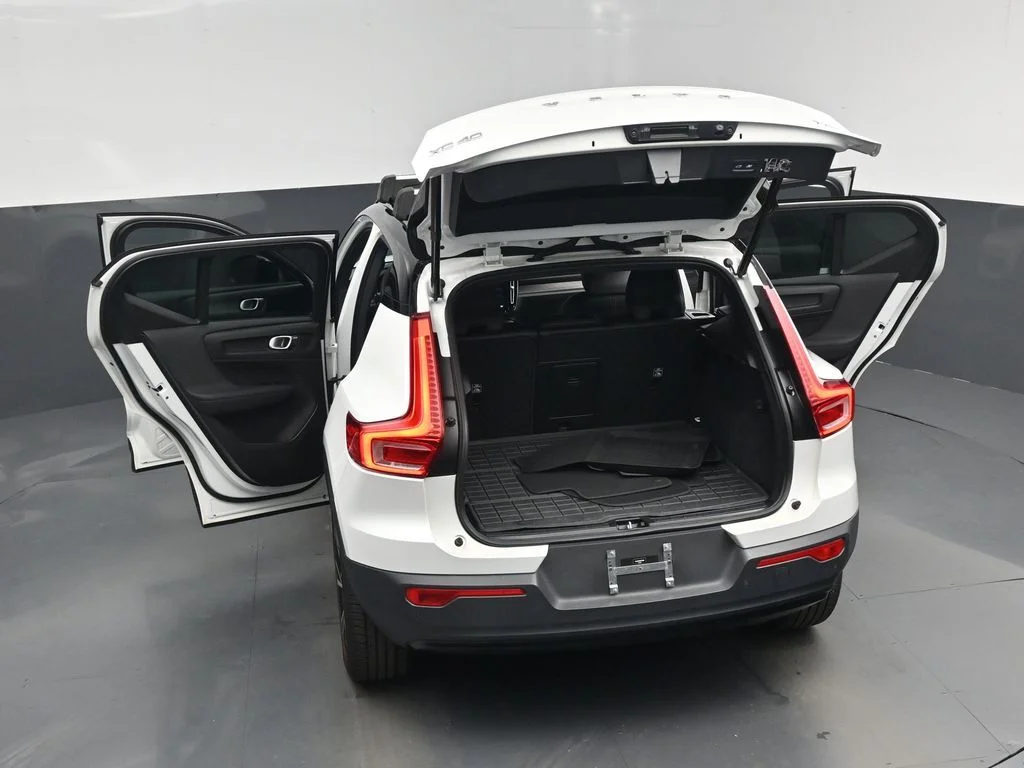 Used 2022 White Volvo R-Design image 30