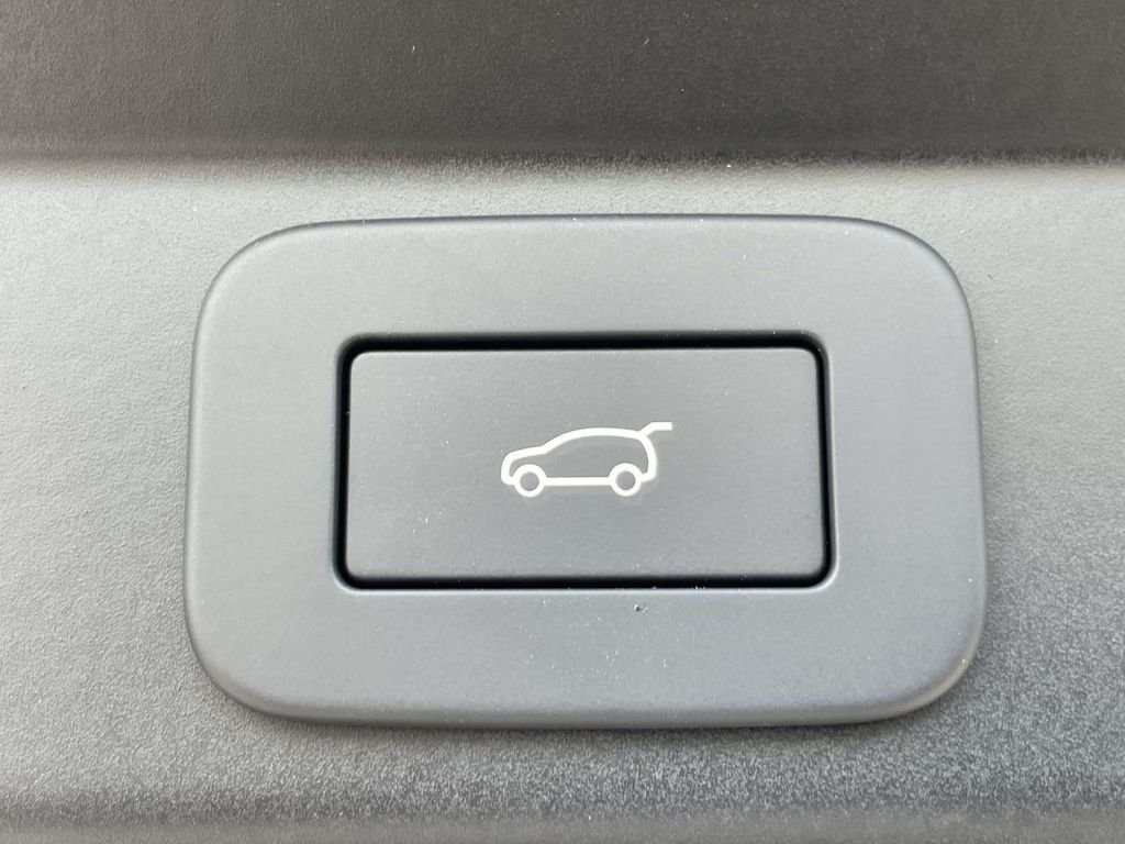 New 2026 Carpathian Grey Land Rover Dynamic SE image 18