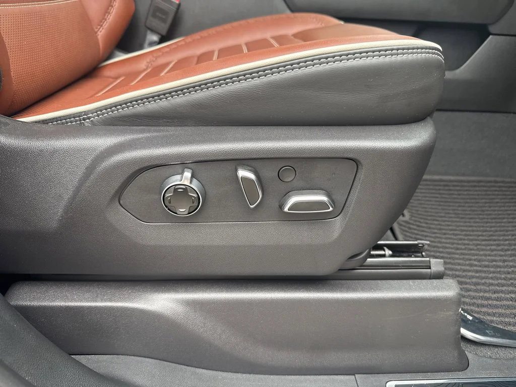 Used 2025 Onyx Black GMC Denali Ultimate image 34