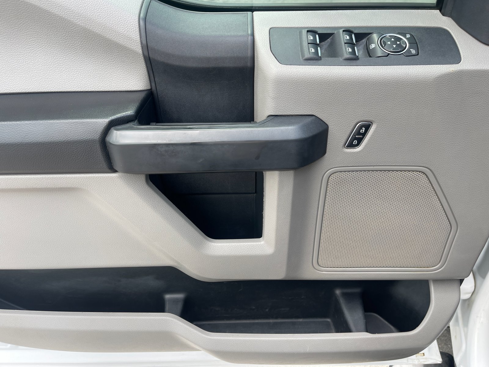 Used 2019 White Ford XL image 12