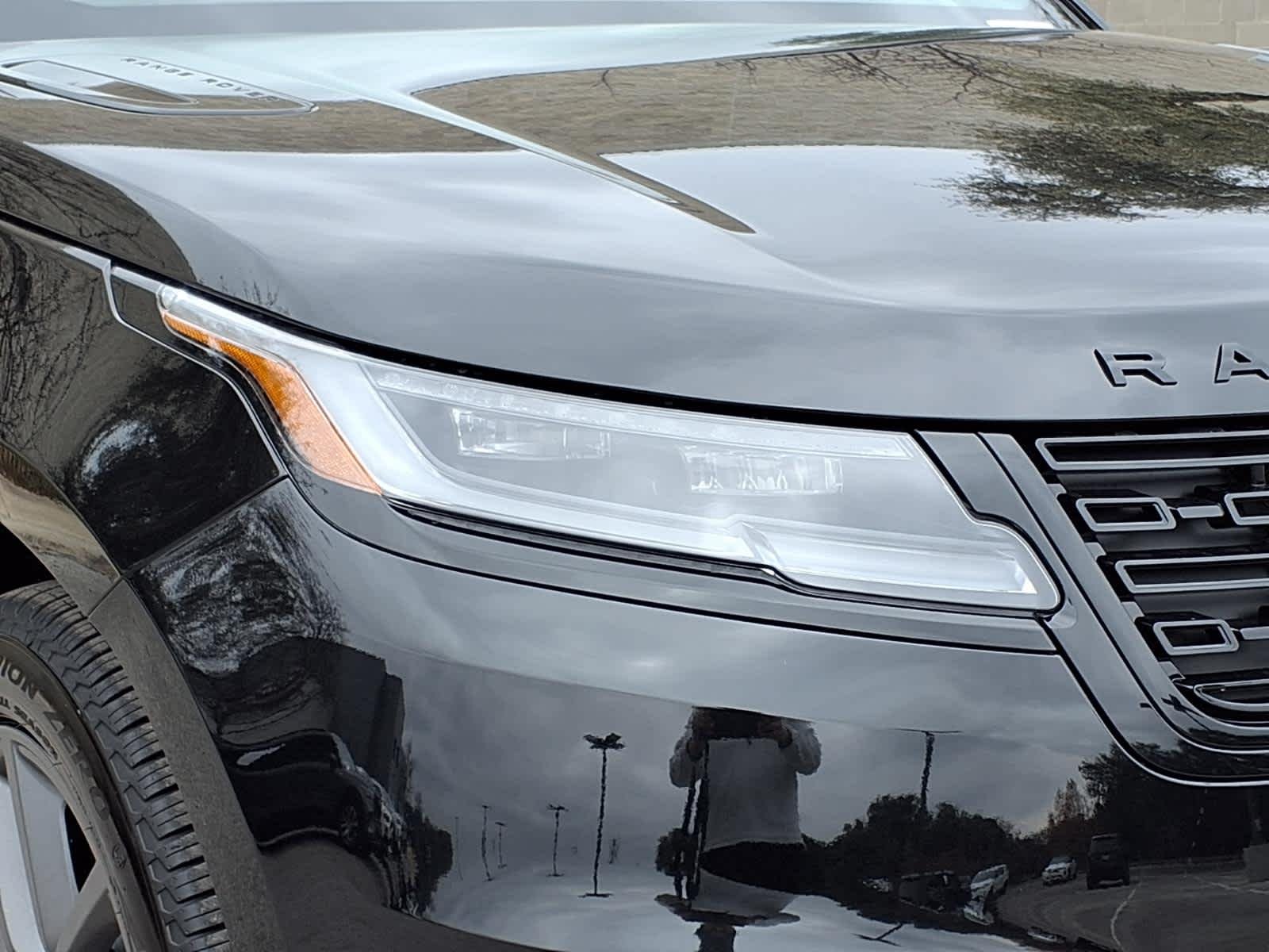 New 2026 Santorini Black Land Rover Dynamic SE image 7