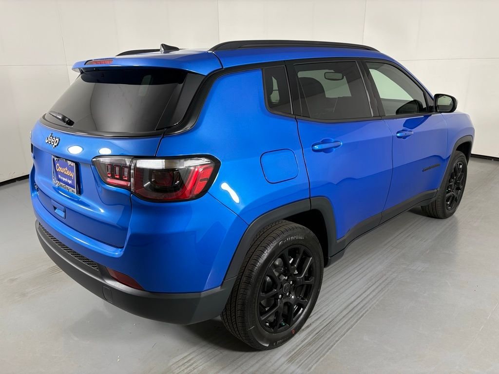 New 2026 Hydro Blue Pearl-Coat Exterior Paint Jeep Latitude image 8