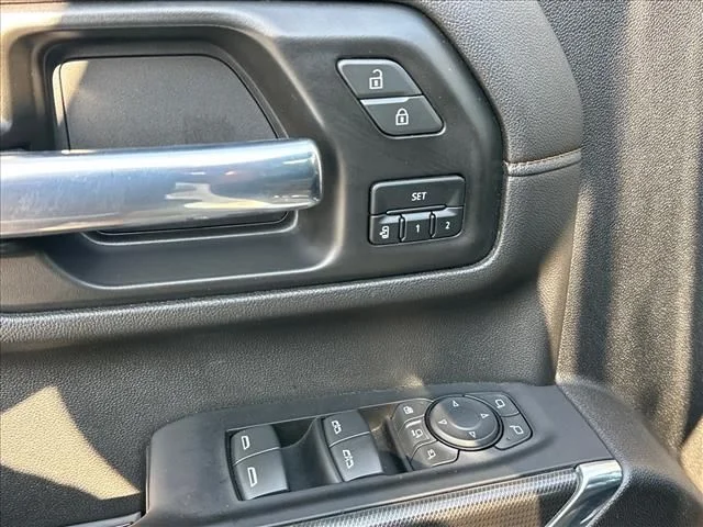 Used 2022 White GMC AT4 image 20