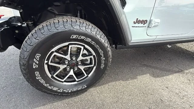 Used 2025 White Jeep 4-Door Rubicon 4x4 image 9