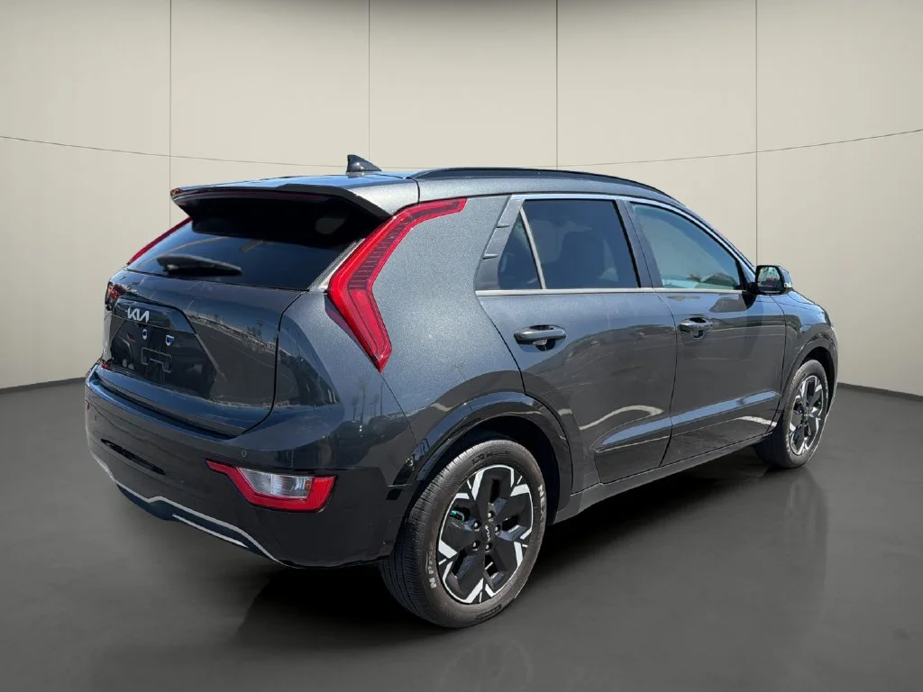 Used 2023 Gray Kia Wind image 7