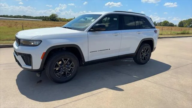 New 2027 Bright White Clear-Coat Paint Jeep Laredo Altitude image 5