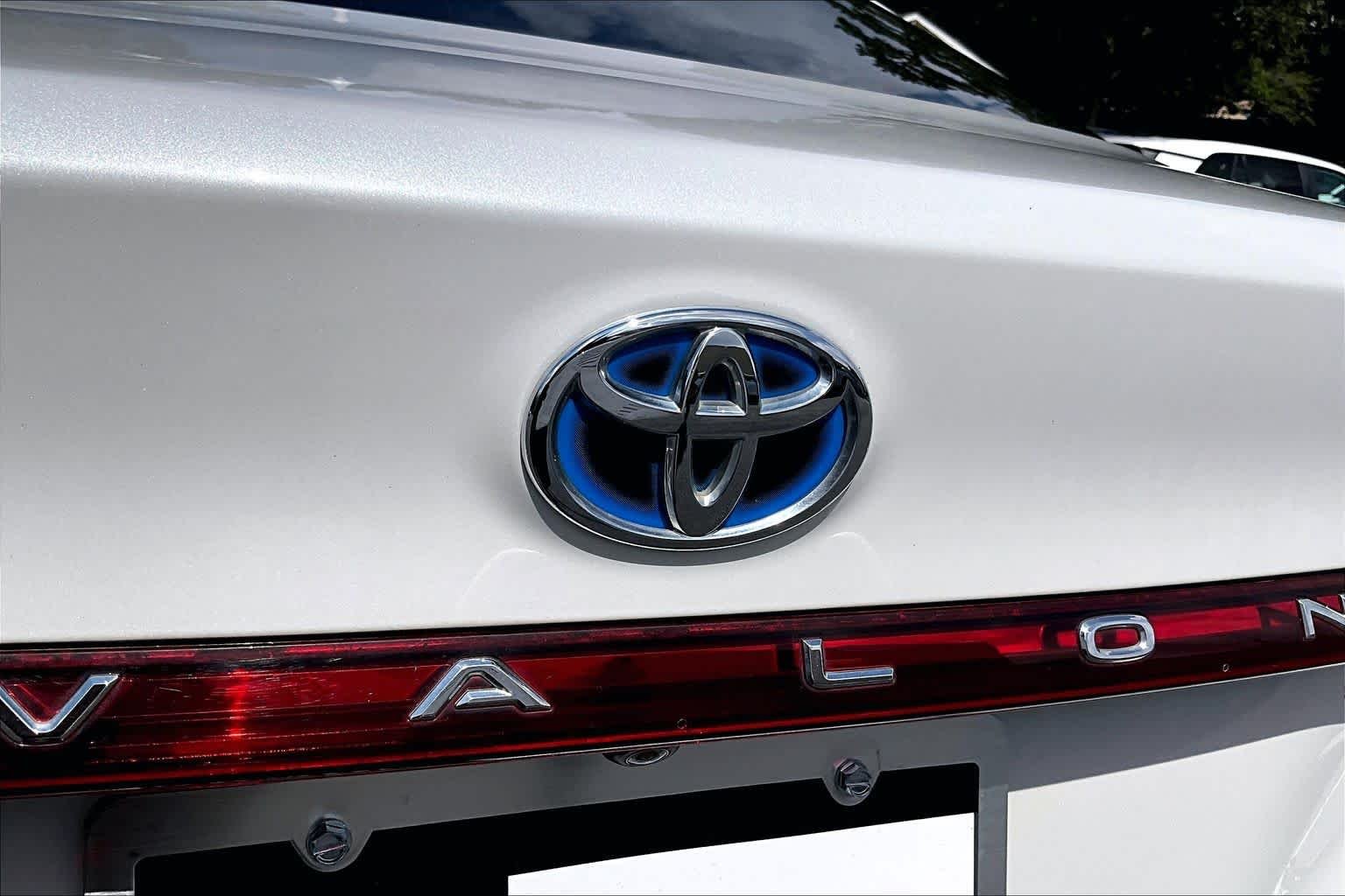Used 2020 Wind Chill Pearl Toyota Hybrid Limited image 61