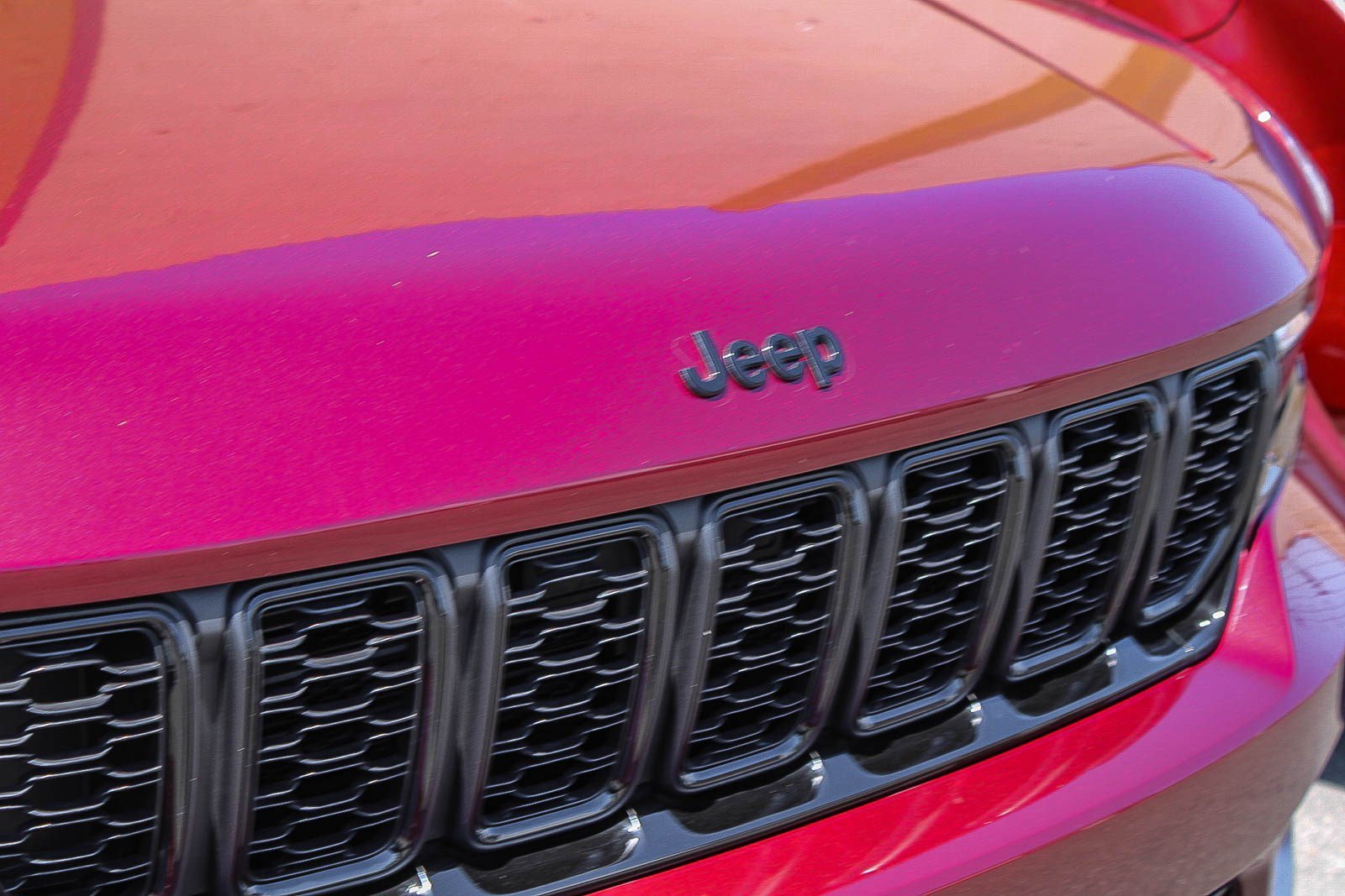 Used 2025 Velvet Red Pearlcoat Jeep Altitude X image 5