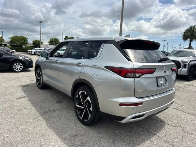 Used 2023 White Mitsubishi SE image 5