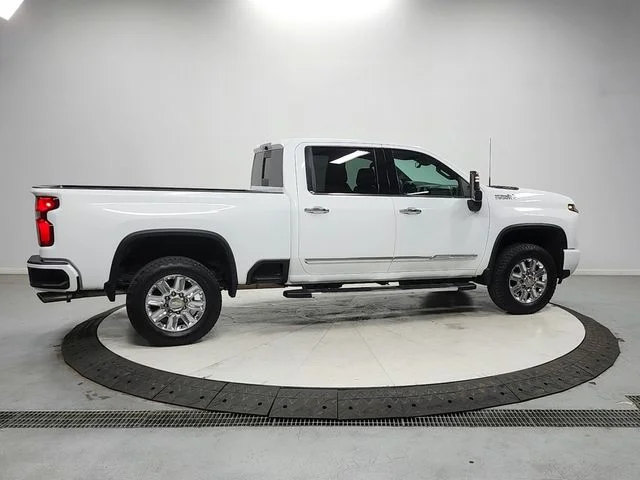 Used 2024 White Chevrolet High Country image 8