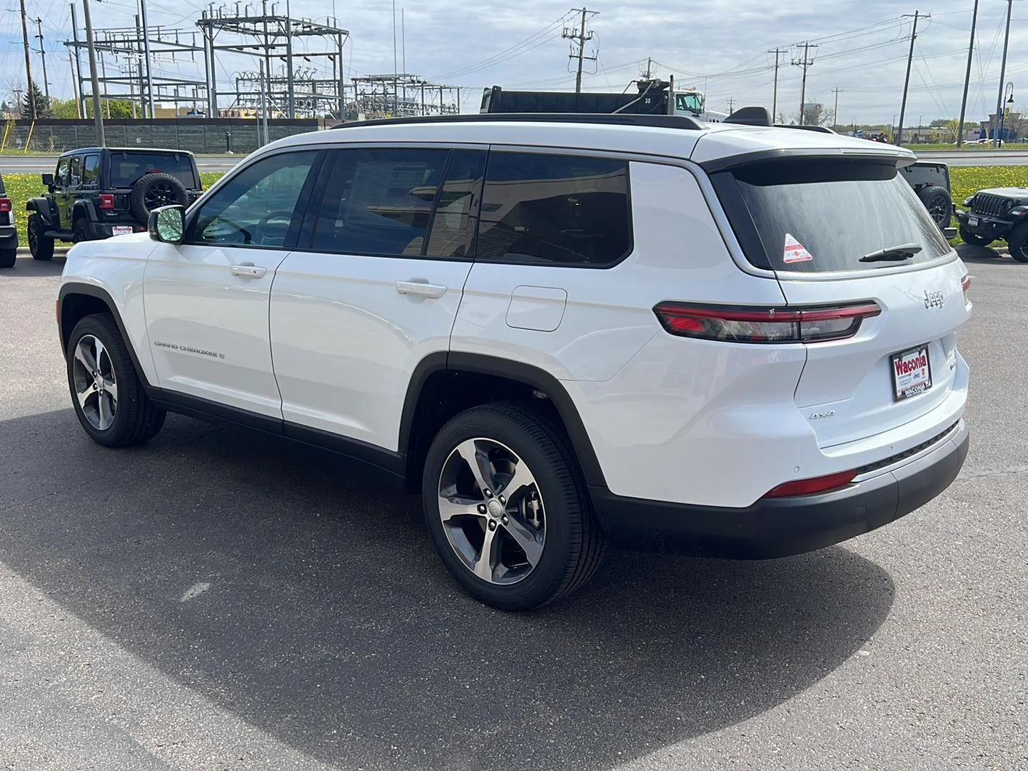 New 2026 Bright White Clear-Coat Exterior Paint Jeep Limited image 5