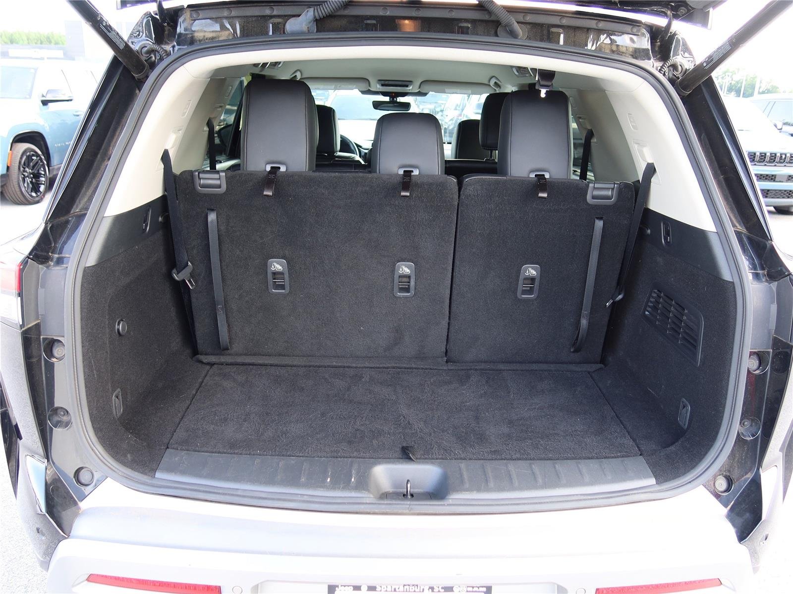 Used 2023 Super Black Nissan SL image 5