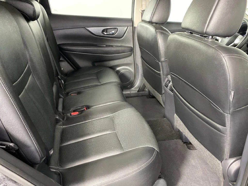 Used 2016 Black Nissan SL image 10