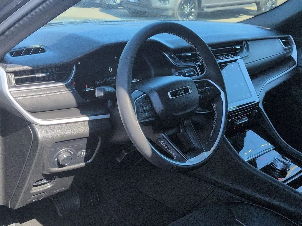 Used 2023 Baltic Gray Metallic Clearcoat Jeep Altitude X image 11