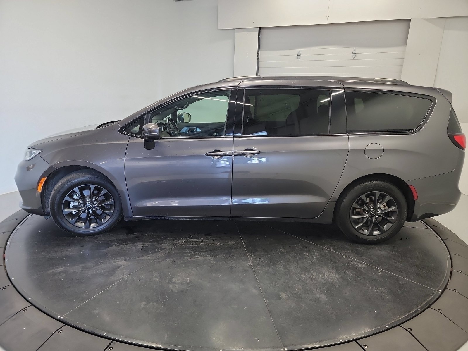 Used 2021 Granite Crystal Metallic Clearcoat Chrysler Touring L image 4