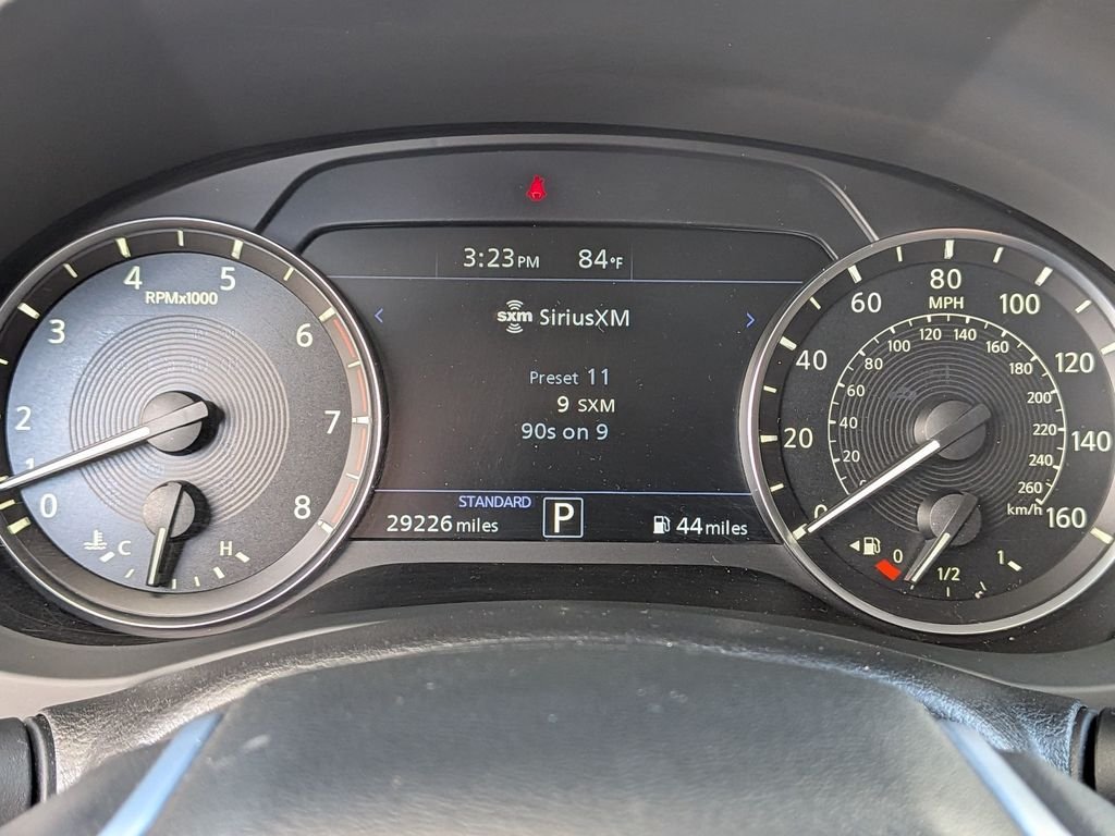 Used 2023 White INFINITI LUXE image 19