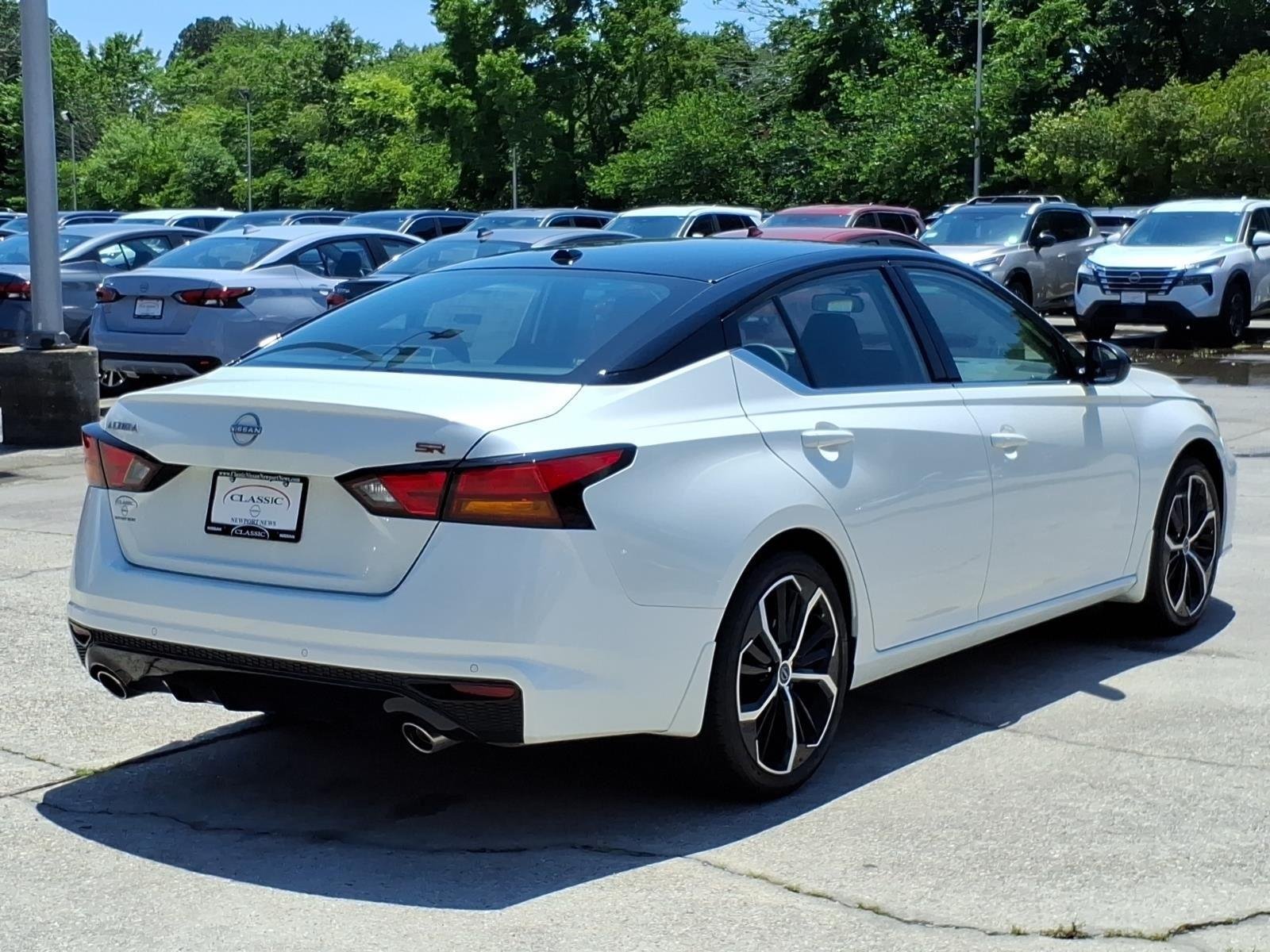 New 2026 Pearl White TriCoat / Super Black Two-tone Nissan SR image 7