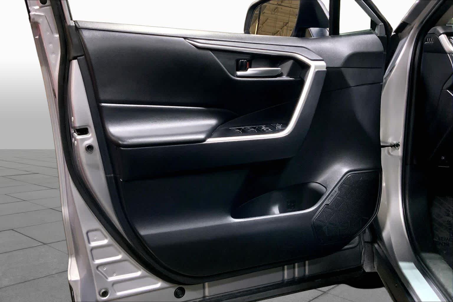Used 2025 Silver Sky Metallic Toyota Hybrid XLE image 22