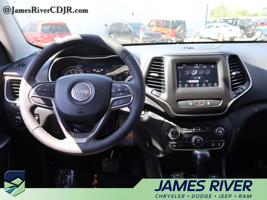 Used 2021 Silver Jeep Latitude Lux image 18