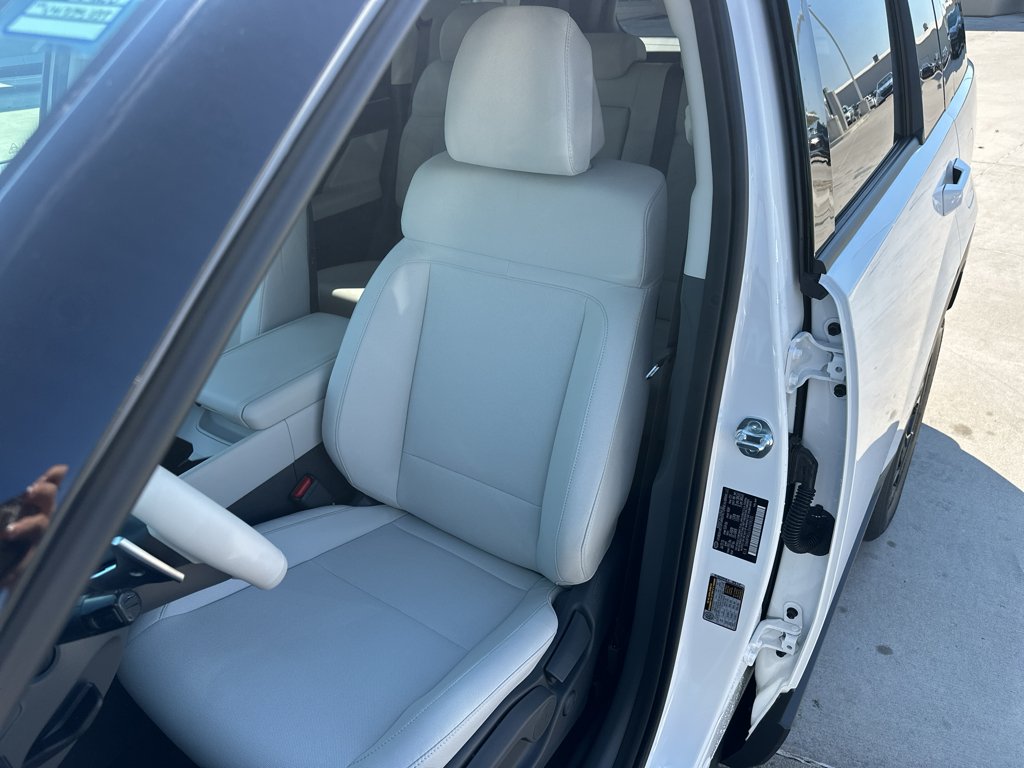 New 2027 Serenity White Hyundai SE image 25