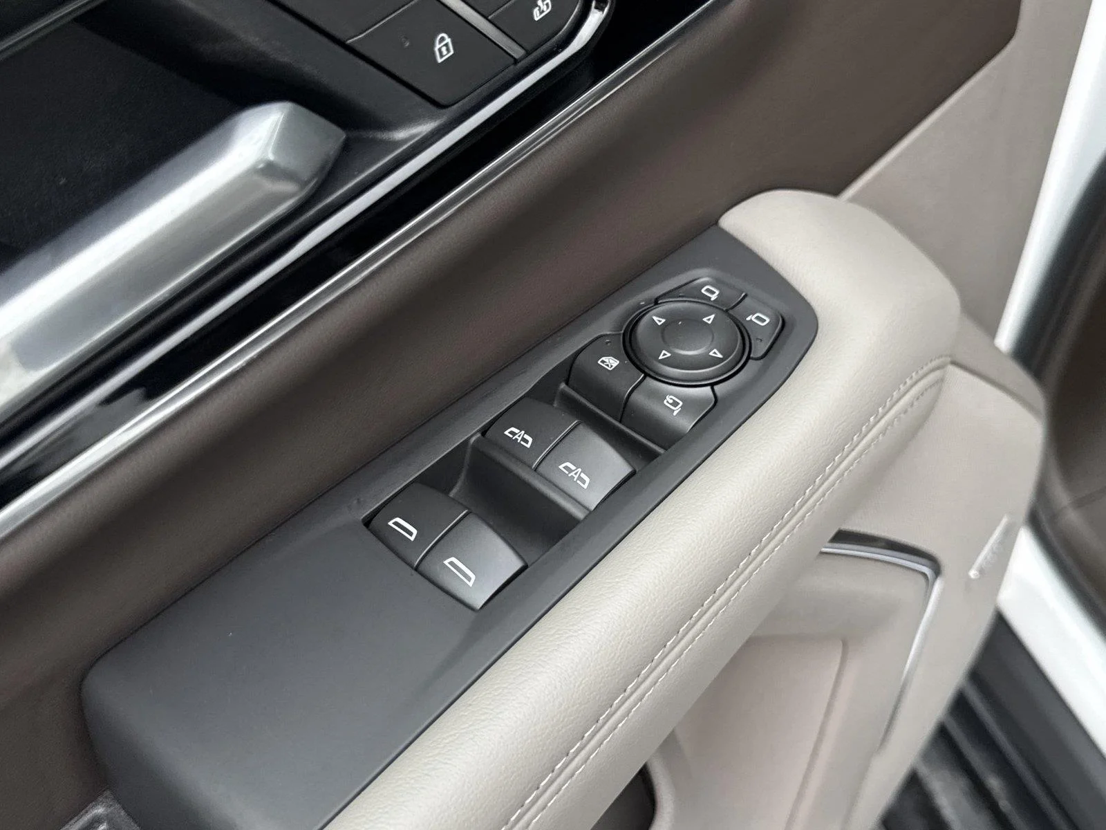 Used 2025 Summit White GMC Elevation image 18