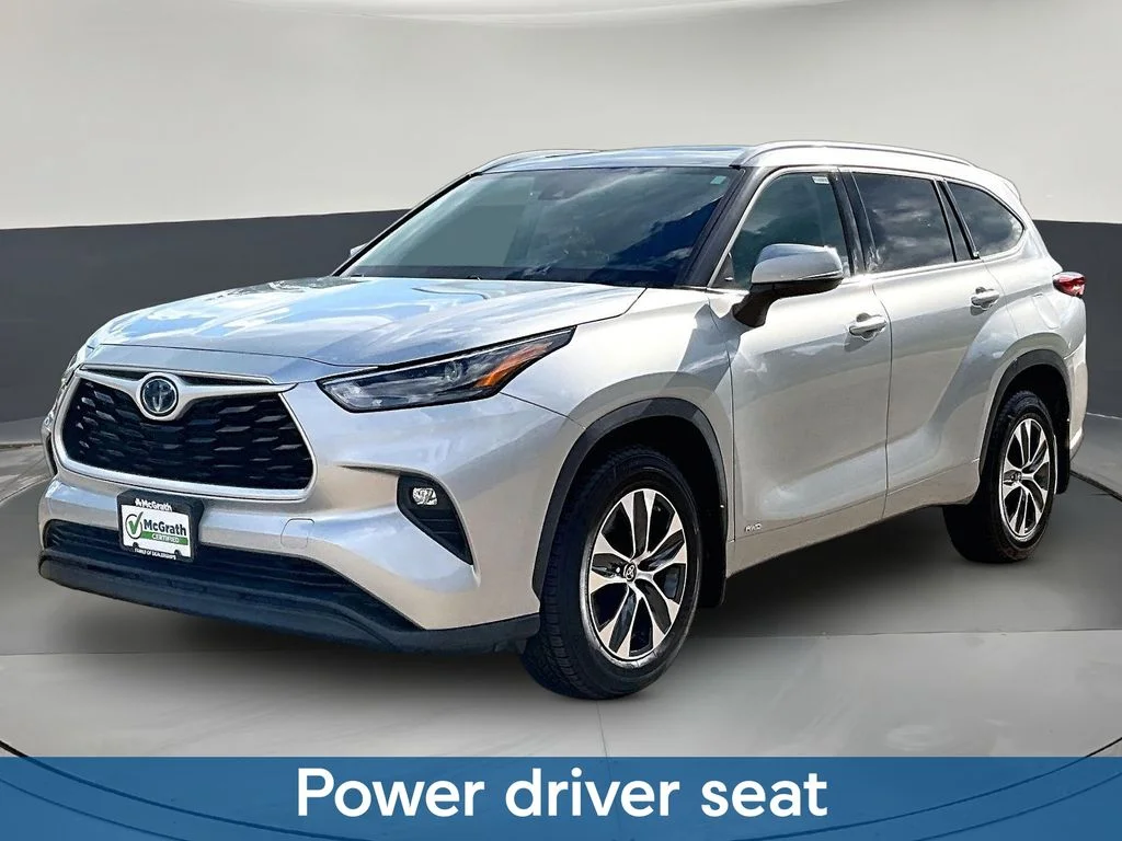Used 2022 Silver Toyota XLE image 3