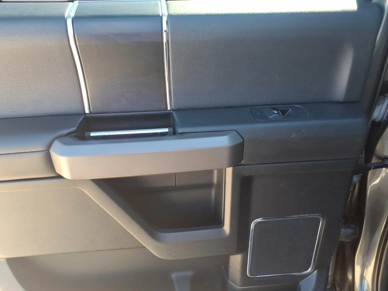 Used 2019 Magnetic Ford Platinum image 11