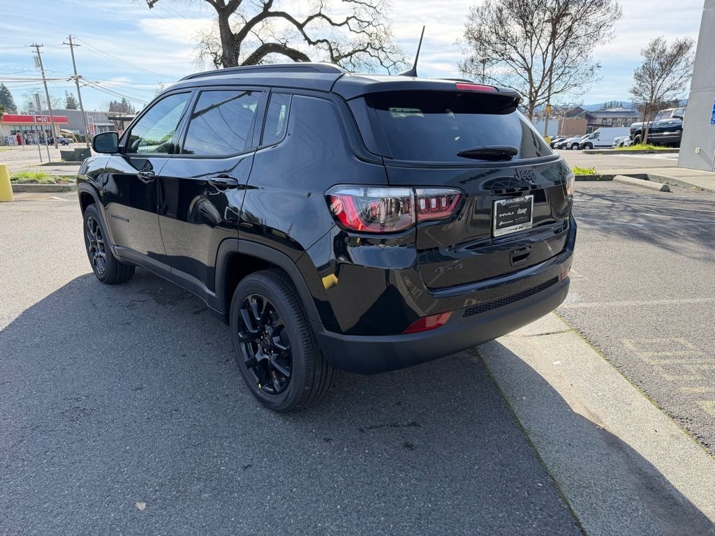 New 2026 Diamond Black Crystal Pearl-Coat Exterior Paint Jeep Latitude image 3