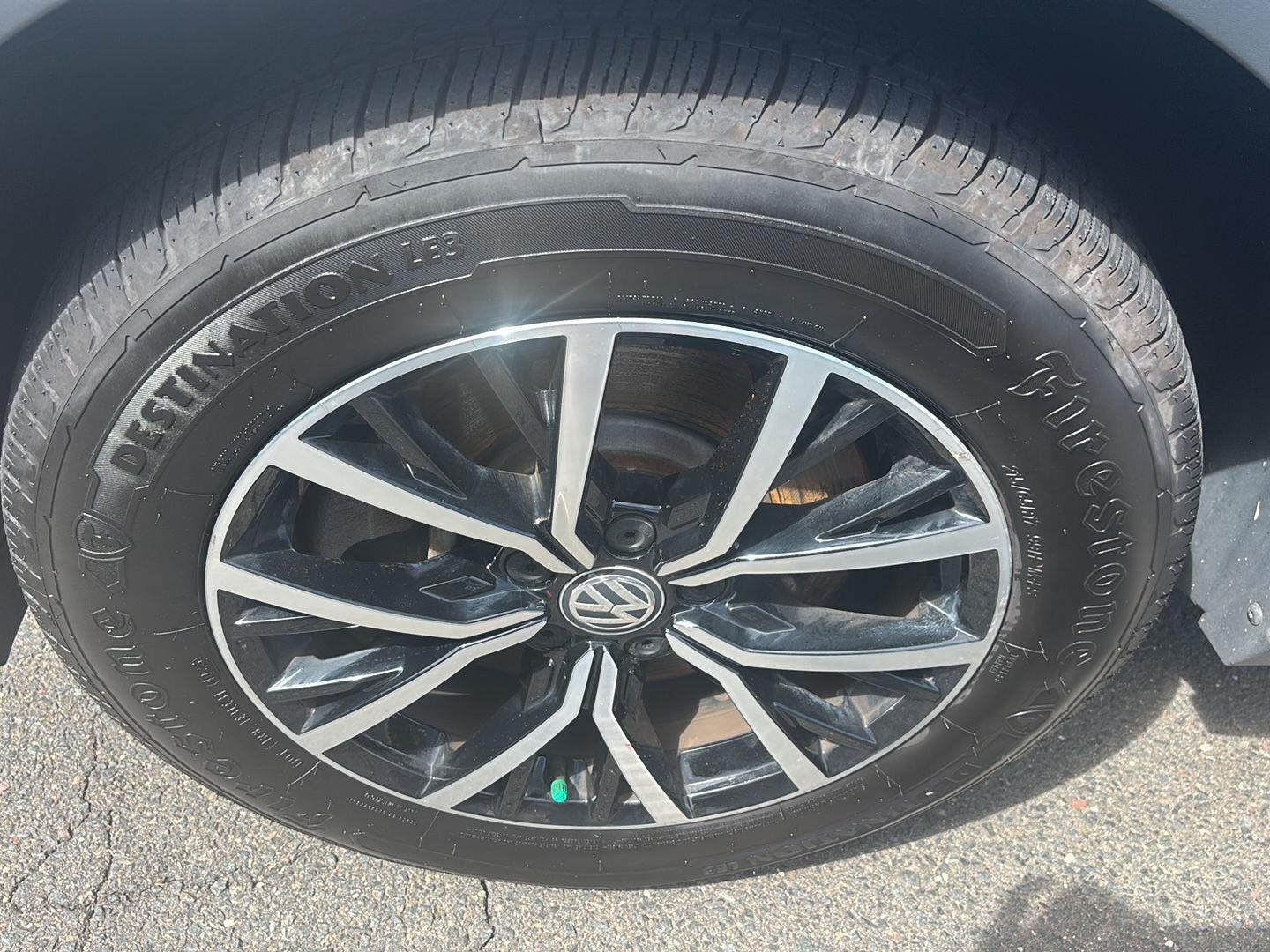Used 2021 Platinum Gray Metallic Volkswagen SE image 9