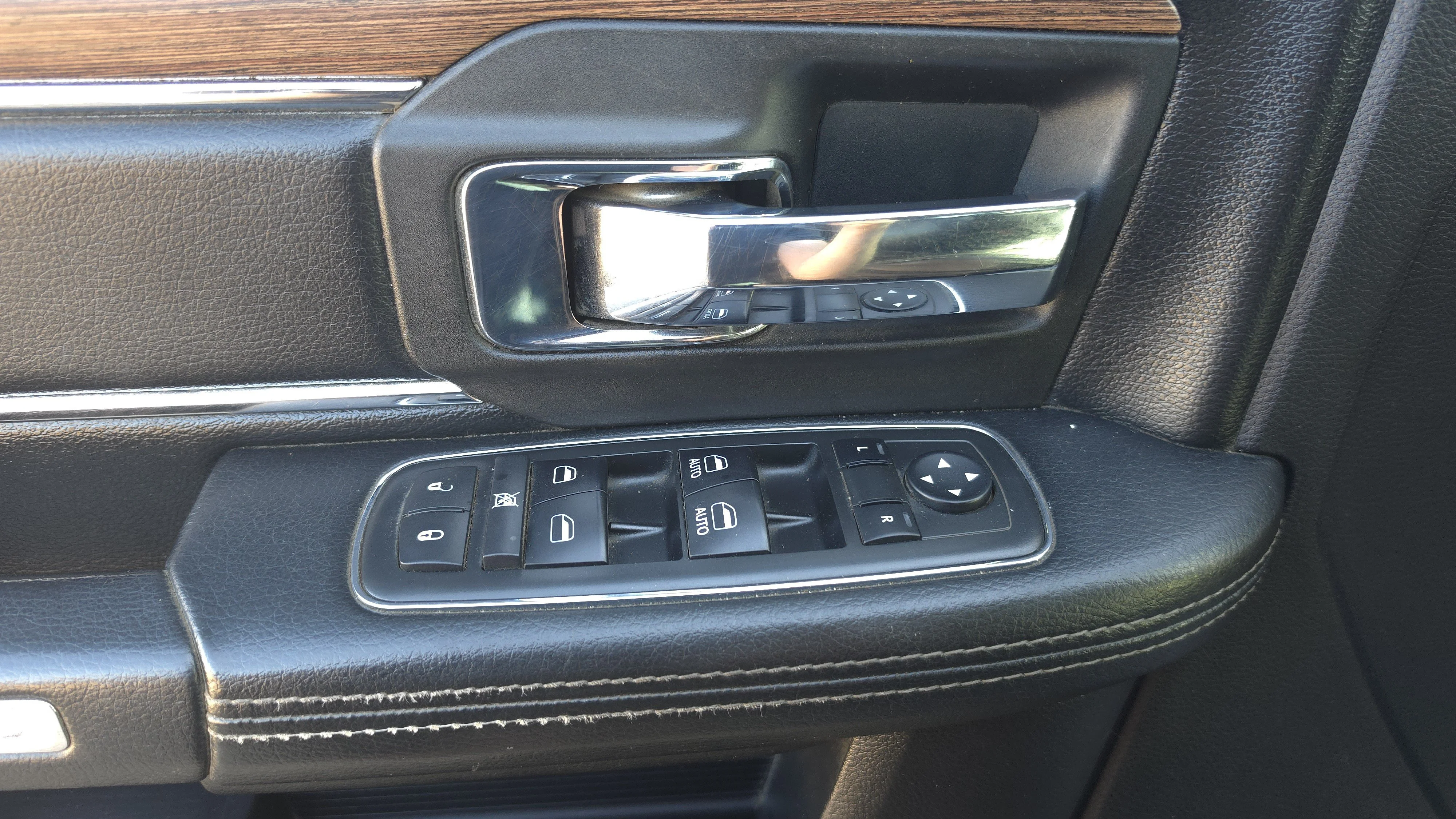 Used 2018 Granite Crystal Metallic Clearcoat Ram Laramie image 12