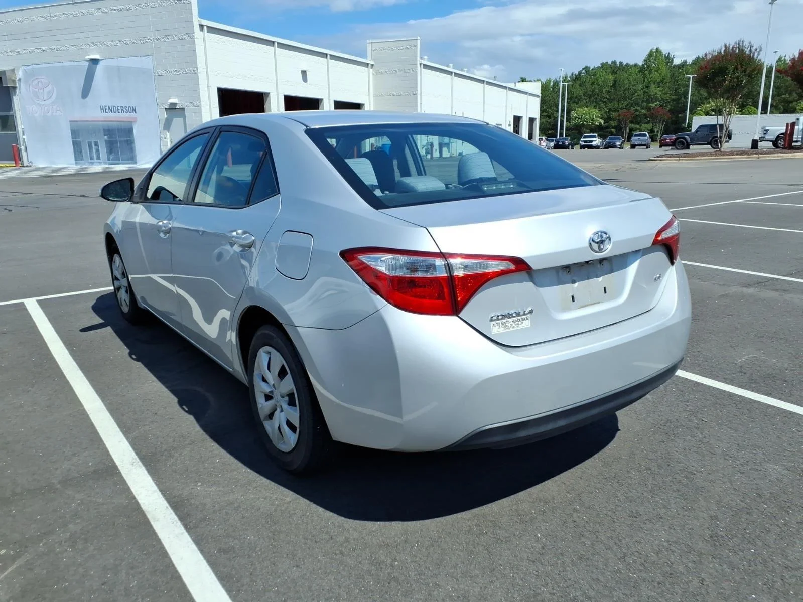 Used 2015 Classic Silver Metallic Toyota LE image 5