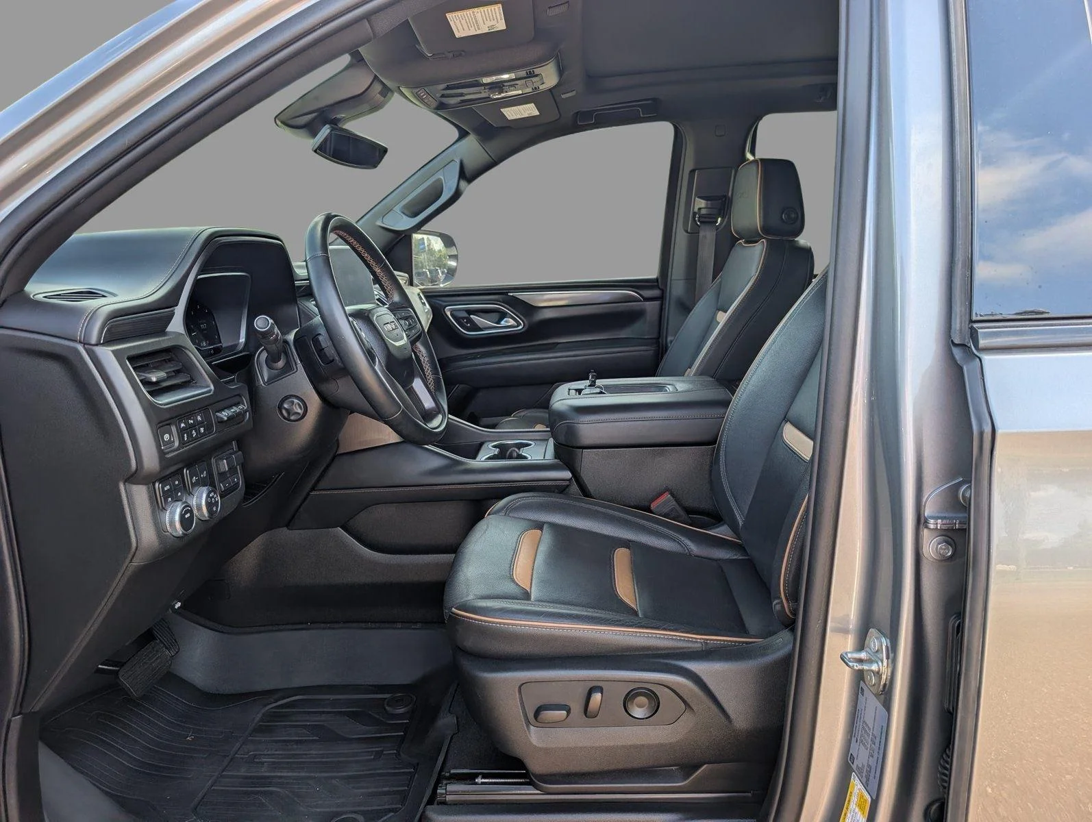 Used 2023 Sterling Metallic GMC AT4 image 14