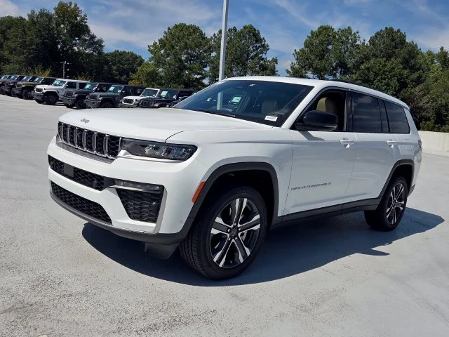 New 2027 Bright White Clear-Coat Paint Jeep Limited image 3