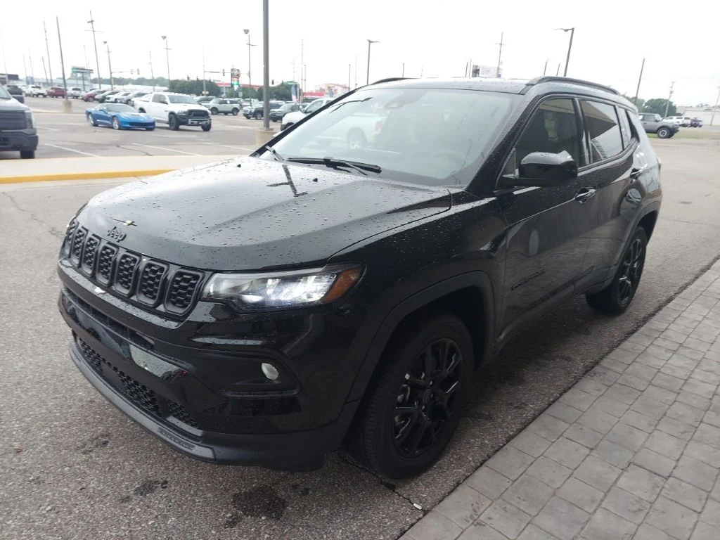 New 2026 Diamond Black Crystal Pearlcoat Jeep Latitude image 3