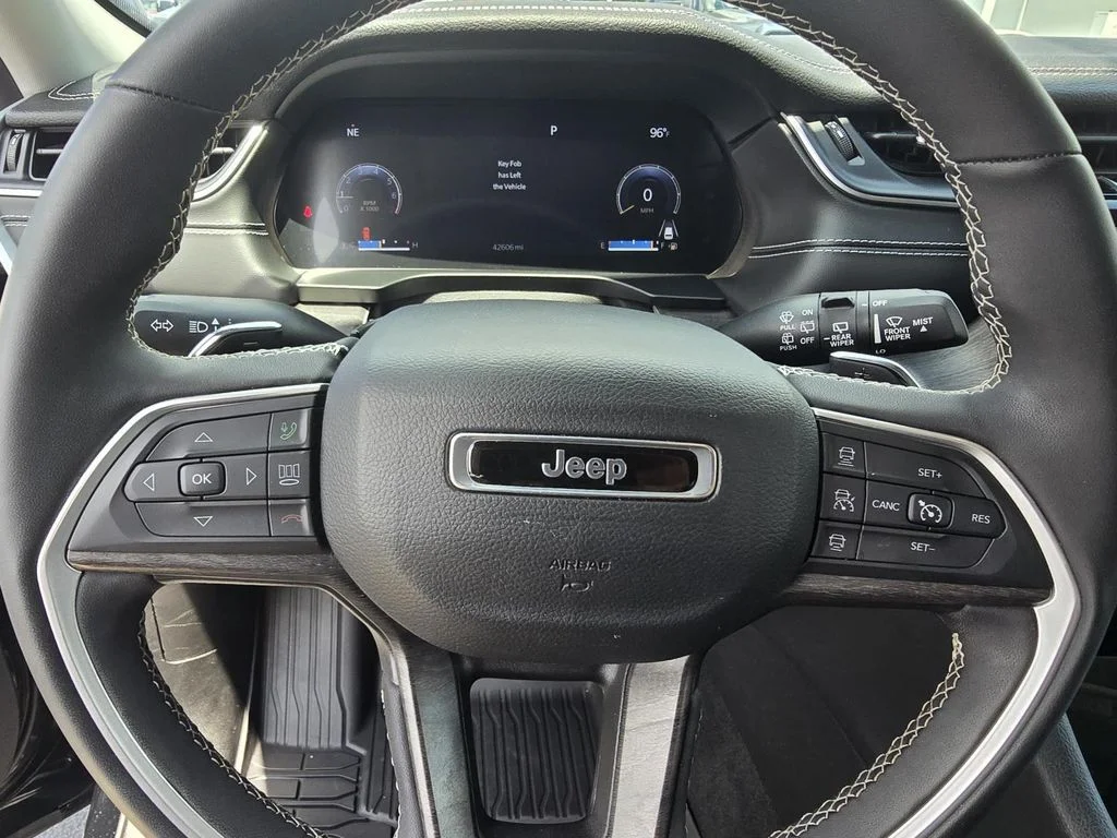 Used 2023 Diamond Black Crystal Pearlcoat Jeep Limited image 12