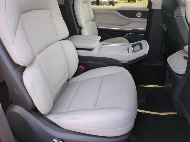 Used 2025 White Lincoln Reserve image 34