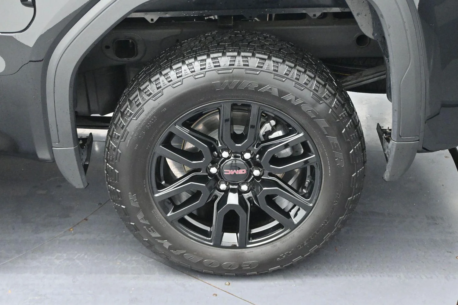 Used 2025 Onyx Black GMC Elevation image 31
